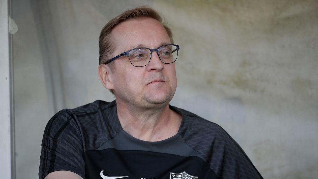 Jarkko Wiss "nostaa käden pystyyn virheen merkiksi".