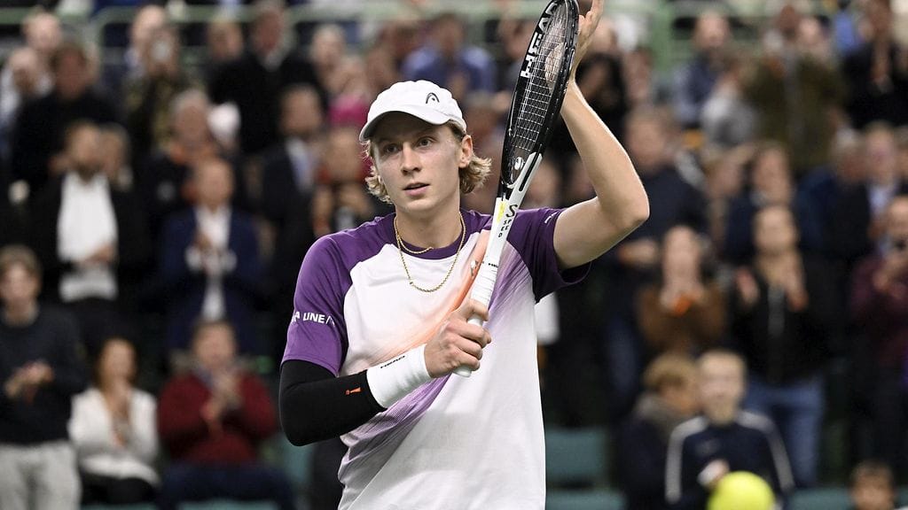 Olkapäävaivasta kärsinyt Emil Ruusuvuori ei kokenut järkeväksi jatkaa ottelua.