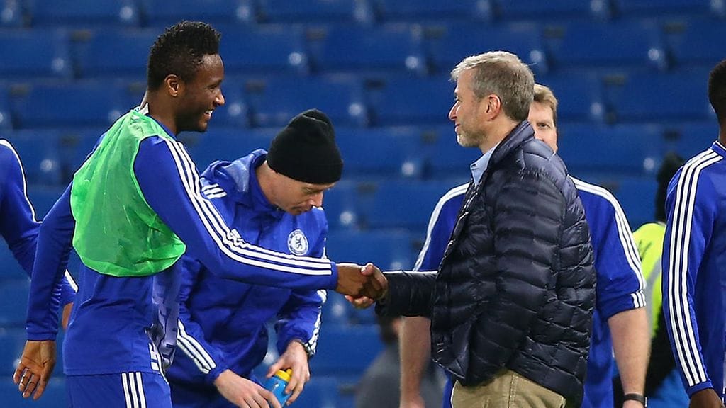 Chelsean entinen omistaja Roman Abramovich (oik.) teki aikoinaan kylmäävän ehdotuksen John Obi Mikelille.