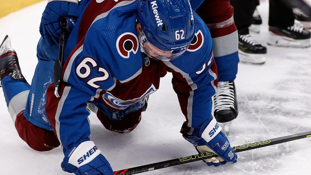 Artturi Lehkonen loukkaantui rajussa törmäyksessä laitaan Kraken-ottelussa.