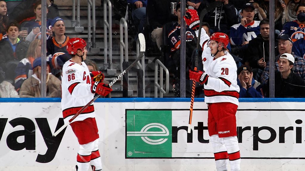 Teuvo Teräväinen (vas.) ja Sebastian Aho (oik.) tekivät tulosta yön NHL-kierroksella.