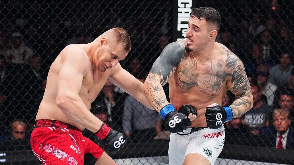 Tom Aspinall (oik.) tyrmäsi Sergei Pavlotvitsin UFC-titteliottelun avauserässä.