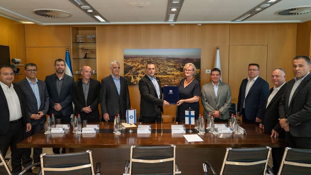 Israelin puolustusministeriön julkaisema kuva asekaupan allekirjoitustilaisuudesta.