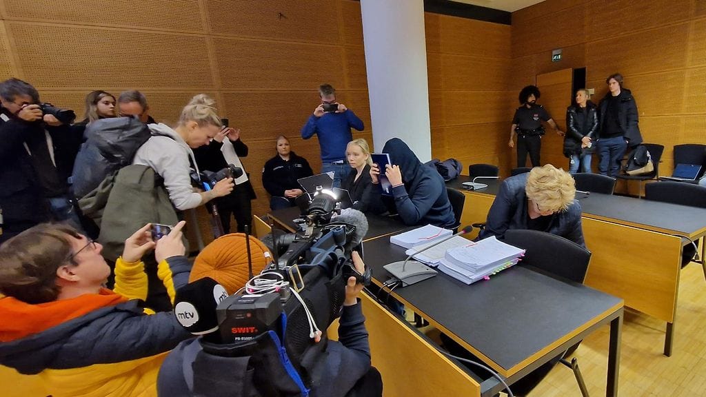 Murhasta syytetty peitti kasvonsa oikeudessa.