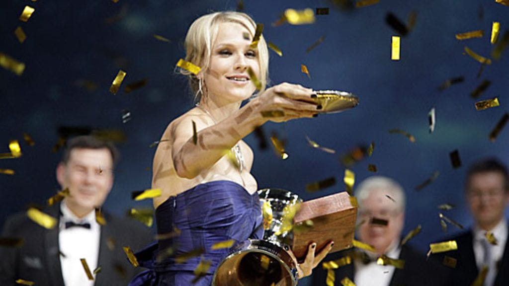 Minna Kauppi ja hajonneen palkinnon kiekko-osa