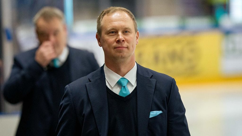 Tommi Niemelä johdatti suojattinsa pukusuojaan kesken avauserän.