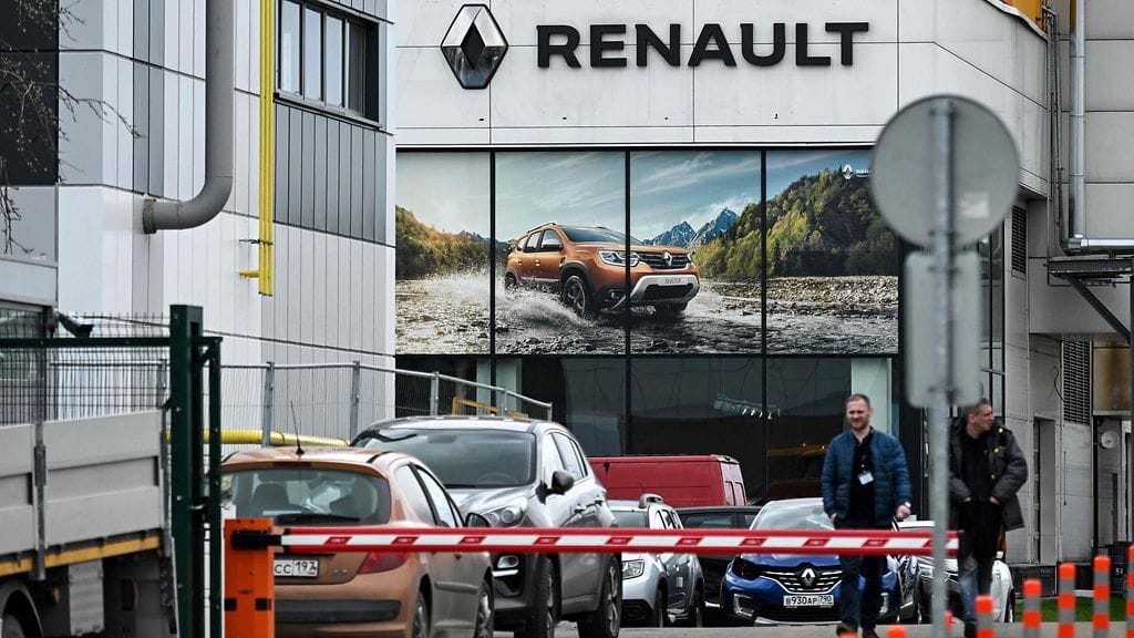 Ranskalainen autonvalmistaja Renault kärsi 2,2 miljardin euron tappiot vetäytyessään toissa keväänä Venäjältä, joka oli yksi sen päämarkkinoista. Kuvassa Renaultin autotehdas Moskovassa 26. huhtikuuta 2022.