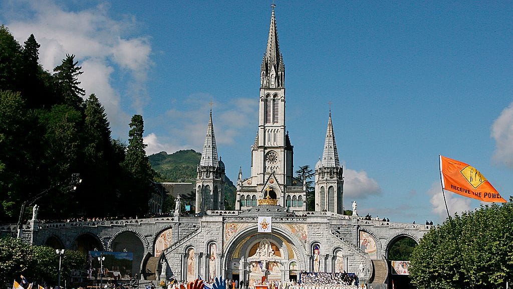 Notre-Damen basilika Lourdesin pyhiinvaelluskaupungissa.