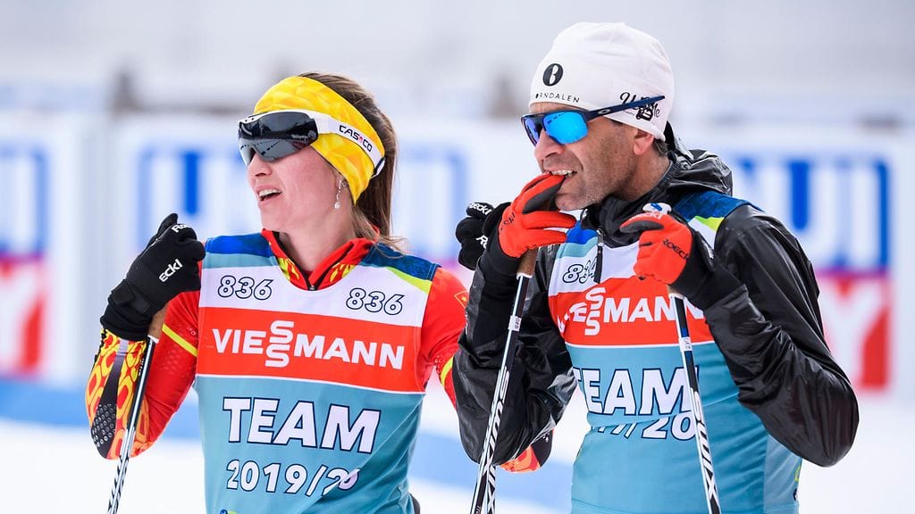 Ole Einar Björndalen (oik.) ja Darja Domratsheva valmensivat aiemmin Kiinan ampumahiihtomaajoukkuetta.