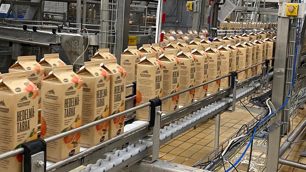 Valion Pitäjänmäen tehtaalla valmistetaan muun muassa tuoremehua. Jos EU:n pakkausasetus toteutuu nykymuodossaan, osa mehusta pitää tulevaisuudessa pakata uudelleenkäytettäviin pulloihin.