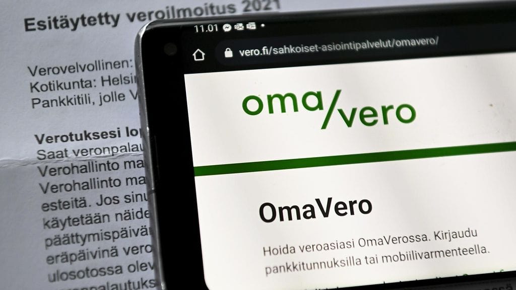 Omavero-palvelu on poissa käytöstä tulevana viikonloppuna järjestelmäpäivityksen vuoksi, kertoo Verohallinto. Omavero-palvelu kuvattuna älypuhelimen näytöltä Helsingissä 3. tammikuuta.