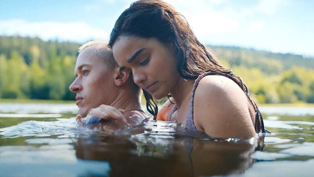 Nälkäpeli: Balladi laululinnuista ja käärmeistä -elokuvassa seurataan nuorta Coriolanus Snow'ta vuosikymmeniä ennen kuin hänestä tuli Panemin presidentti, sekä Vyöhykkeen 12 Nälkäpeli-tribuuttia Lucy Gray Bairdia.