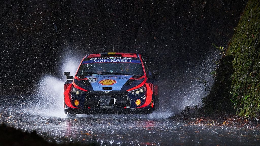 Miten tällä autolla voi ajaa? Ott Tänak kurvailee Japanissa täysin sokkona