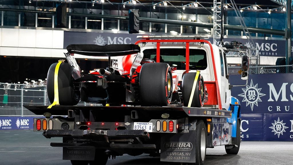 Sainzin menopeli kärrättiin pois.