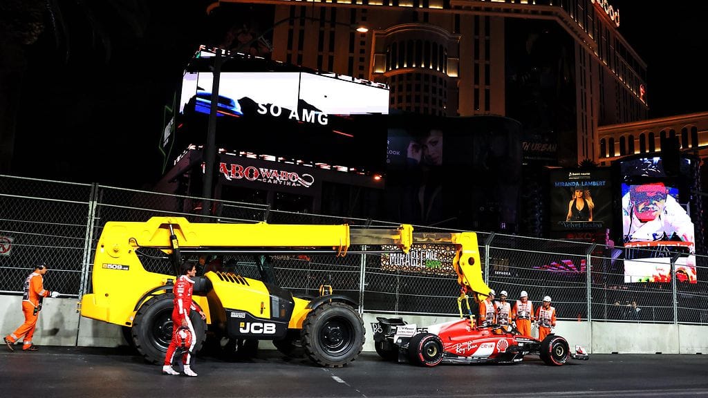 Carlos Sainzin Ferrari tuhoutui Las Vegasin GP:n harjoituksissa.