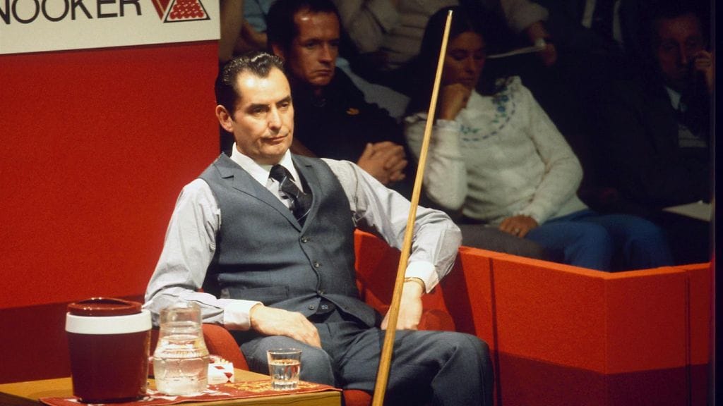 Ray Reardon snookerin MM-kisoissa vuonna 1982. Ulkonäkö poiki hänelle lempinimen "Dracula".