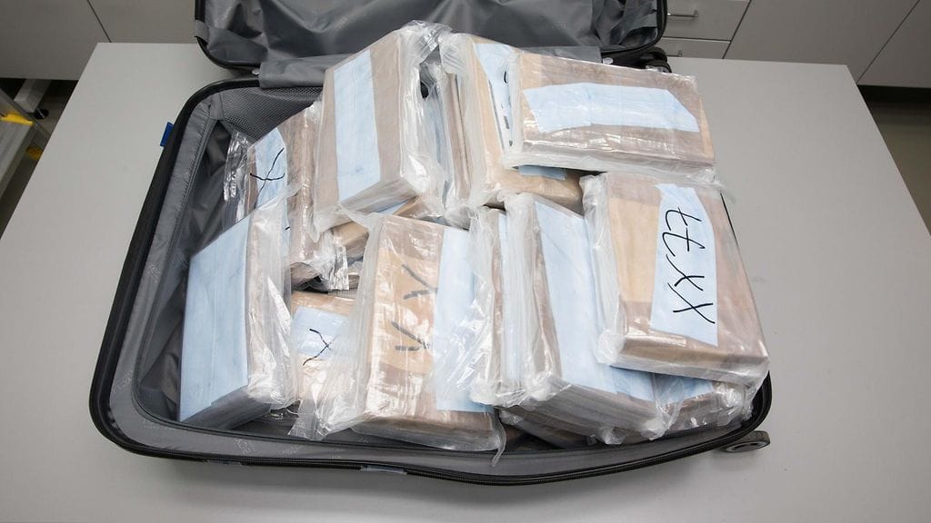 Helsingin poliisi ja Keskusrikospoliisi paljastivat kansainvälisen huumeiden levitysorganisaation Viron ja Belgian viranomaisten kanssa. Rikoskokonaisuuden selvittäminen alkoi helmikuussa 2023, kun Virossa takavarikoitiin noin 100 kiloa amfetamiinia ja kaksi rynnäkkökivääriä. Amfetamiinierän katukauppa-arvo oli noin kolme miljoonaa euroa. Huumausaineet ja aseet löytyivät ajoneuvosta, joka saapui Viroon Belgiasta. Kuvassa kokaiinia matkalaukussa.