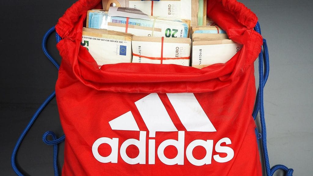 LK 17.11.2023 Helsingin poliisi ja Keskusrikospoliisi paljastivat kansainvälisen huumausaineiden levitysorganisaation Viron ja Belgian viranomaisten kanssa. Rahaa Adidaksen kassissa. kuva: Poliisi-KRP