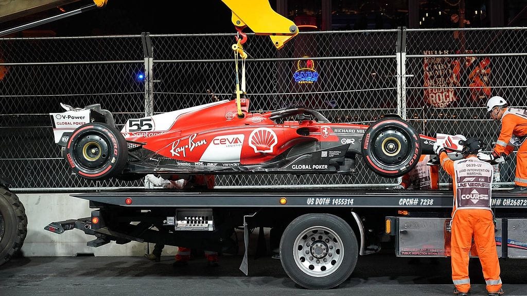 Carlos Sainzin Ferrari-auto vaurioitui pahoin.