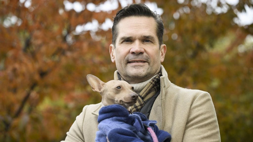 LK 17.11.2023  Presidentinvaalien 2024 ehdokas Mika Aaltola koiransa kanssa Johanneksen kirkolla Helsingissä 24. lokakuuta 2023.