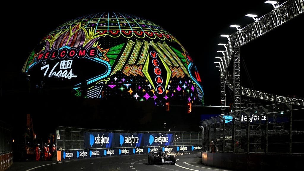 Alfa Romeon Valtteri Bottas vauhdissa Las Vegasin F1-radalla.