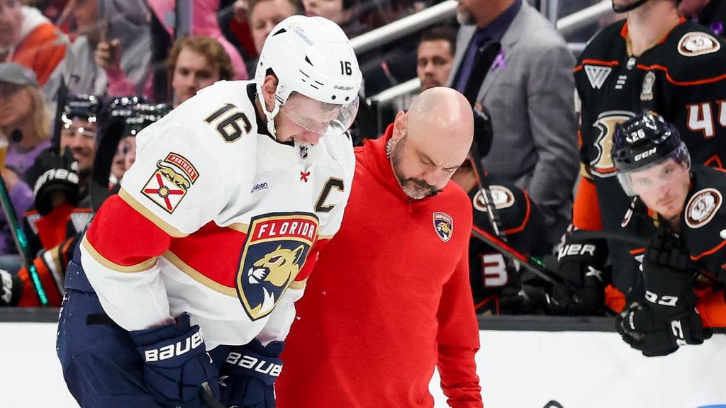 Aleksander Barkov tarvitsi apua poistuessaan jäältä.