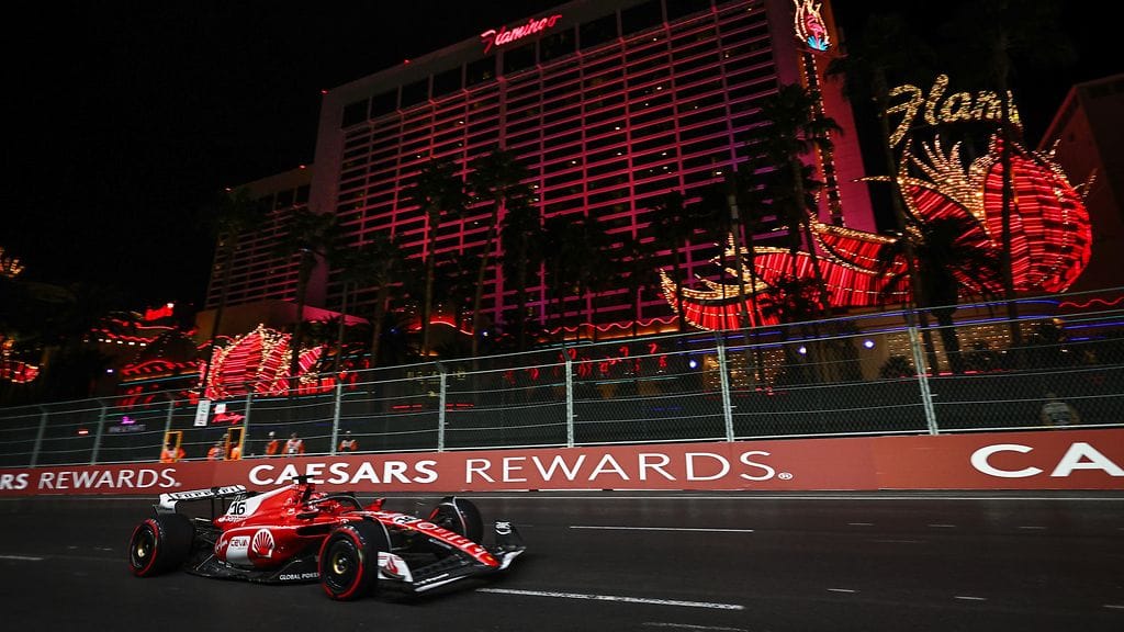 Charles Leclerc loisti Las Vegasin GP:n aika-ajoissa.