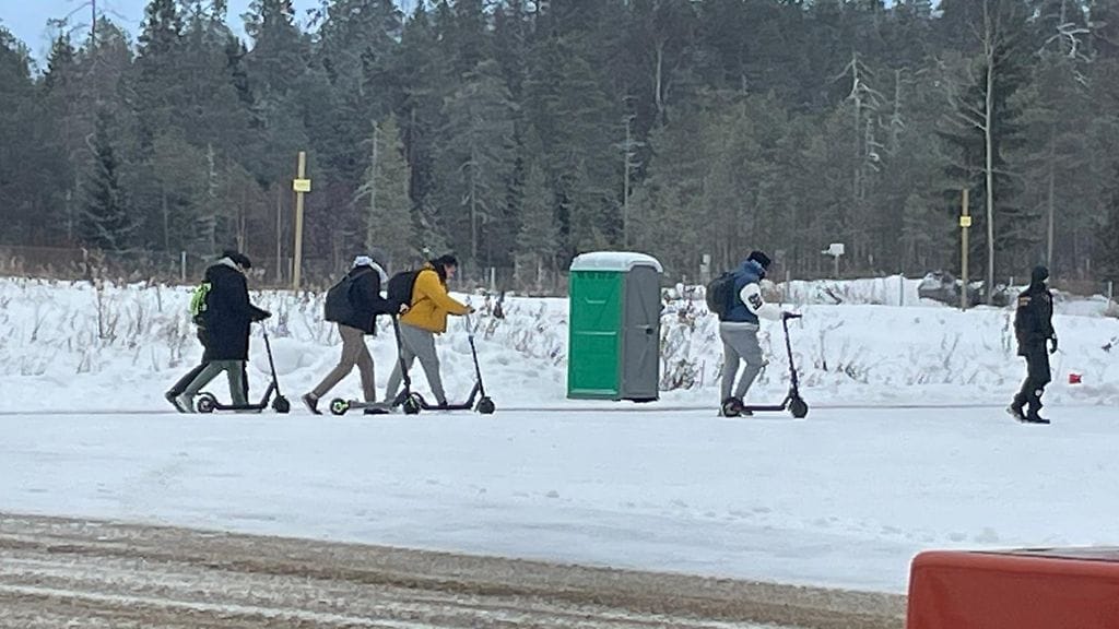 Turvapaikanhakijat potkulaudoilla