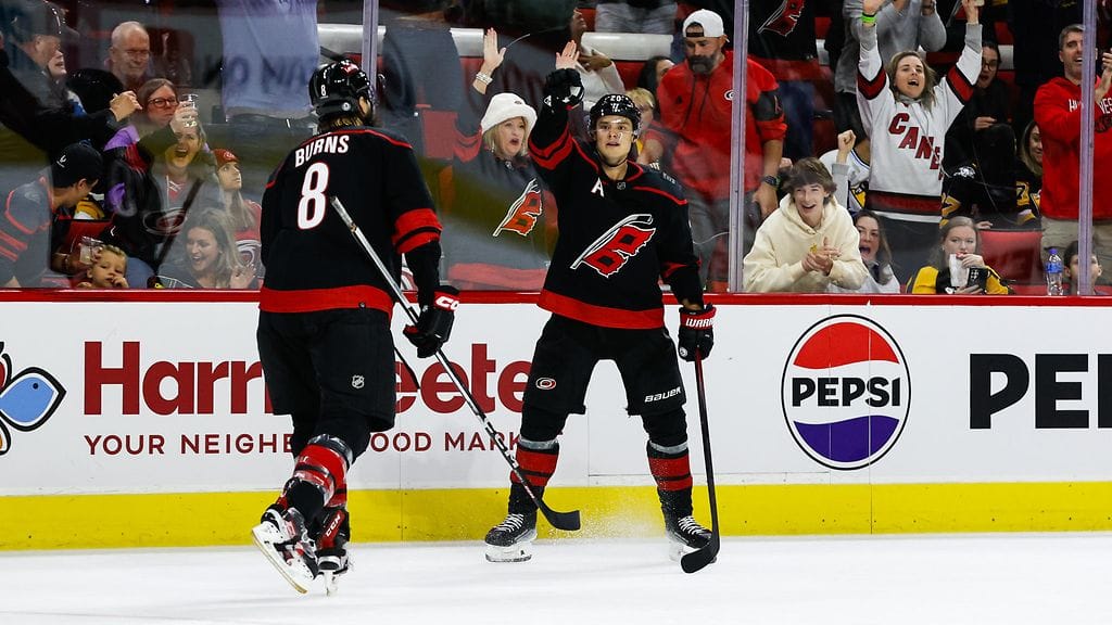 Sebastian Aho (oik.) tuuletti maaliaan.