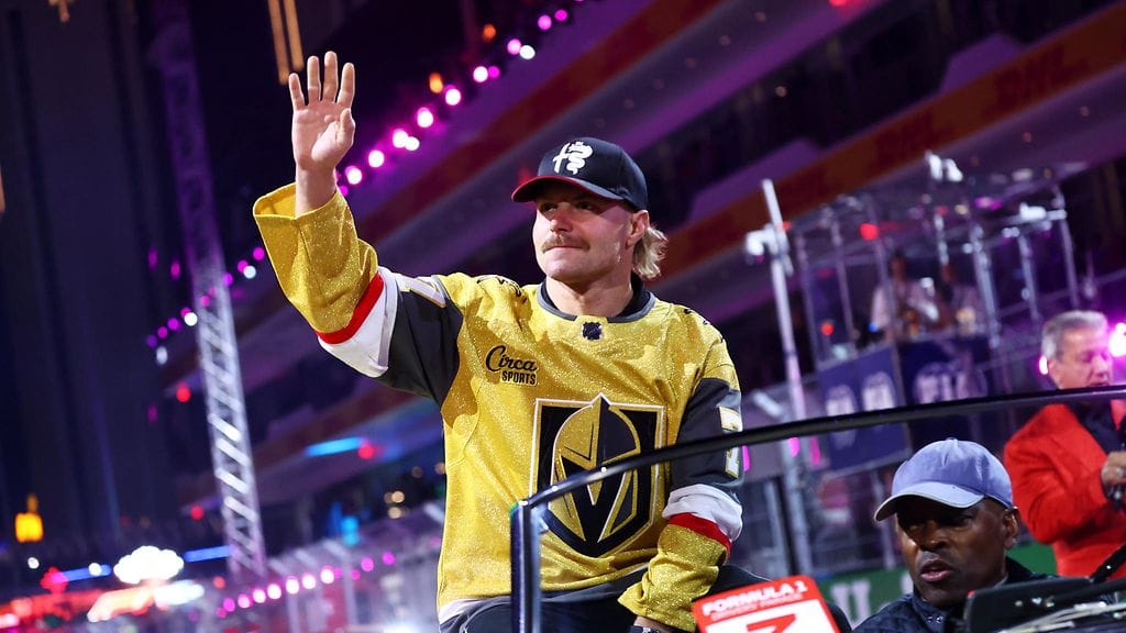 Valtteri Bottas saapui Las Vegasin kisajuhlallisuuksiin NHL-seura Vegas Golden Knightsin paidassa.