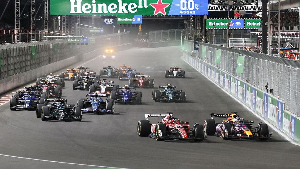 Max Verstappen sai aikarangaistuksen ohitettuaan sääntöjen vastaisesti Charles Leclercin.