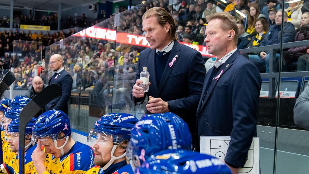 Jukurien maalivahtivalmentajana koko sen Liiga-taipaleen ajan toiminut Mika Tarvainen (oik.) on mikkeliläisten toiminnasta "toistaiseksi sivussa".