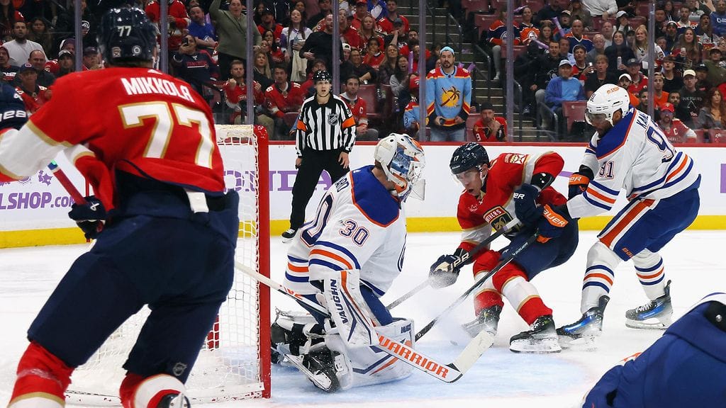 Niko Mikkola napautti kiekon kahdesti verkkoon.