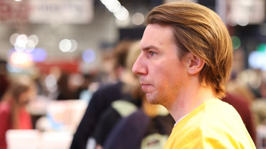 Aku Hirviniemi on ollut viime aikoina otsikoissa lähettämiensä epäasiallisten ja seksuaalissävytteisten viestien vuoksi.