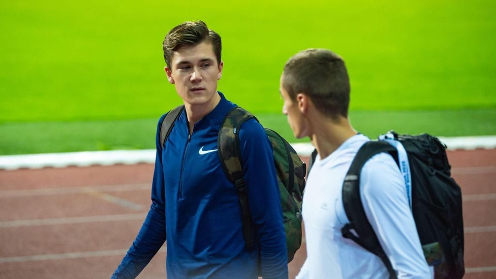Jakob Ingebrigtsen (vas.) ei kilpaile EM-maastojuoksuissa.