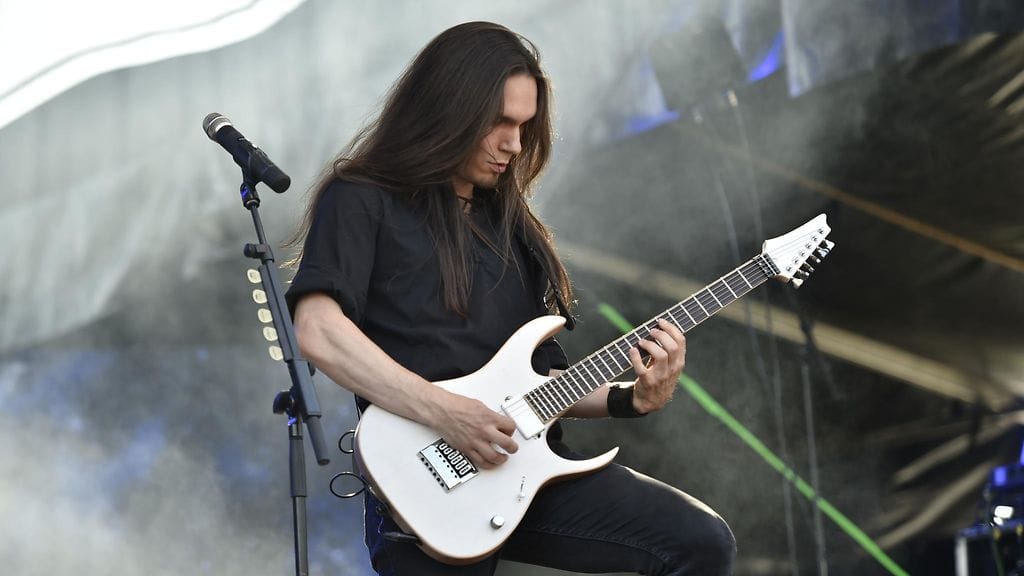 Teemu Mäntysaari Wintersun-yhtyeen keikalla.