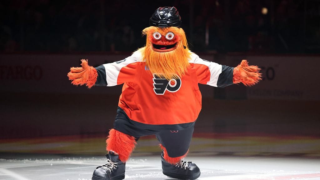 Philadelphia Flyersin Gritty-maskotti tarjoili viihdettä.