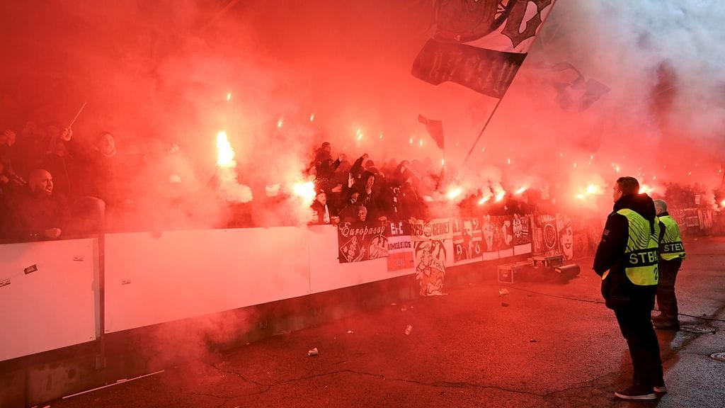 Eintracht Frankfurtin kannattajien soihduttelua HJK:ta vastaan Helsingissä pelatussa Konferenssiliigan ottelussa.