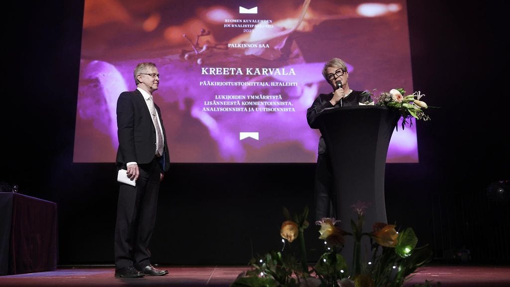Iltalehden pääkirjoitustoimittaja Kreeta Karvala vastaanotti Suomen Kuvalehden Journalistipalkinnon.