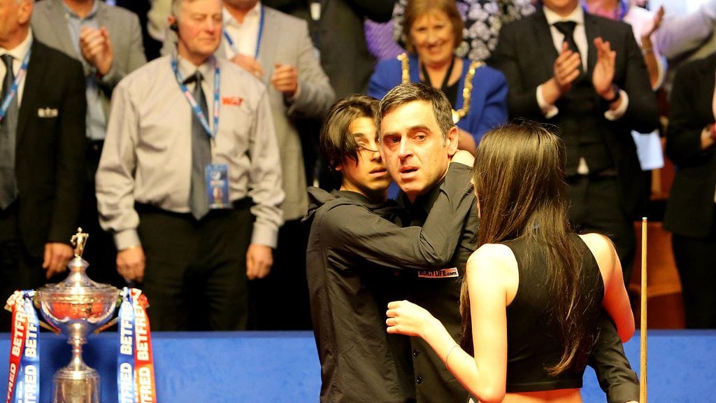 Ronnie O'Sullivan oli henkisesti raunioina voitettuaan seitsemännen MM-tittelinsä toukokuussa 2022. Hän halasi lapsiaan mestaruusjuhlissa Crucible-teatterissa.