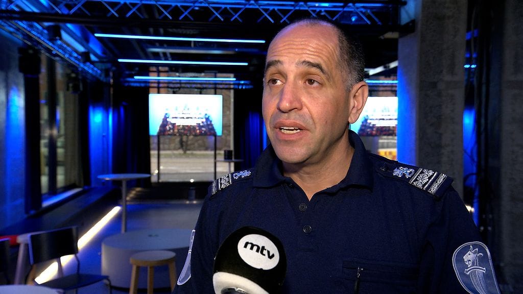 Dennis Pasterstein toteaa, että nimittely sosiaalisessa mediassa  ei koske vain poliiseja vaan myös muita ammattiryhmiä.