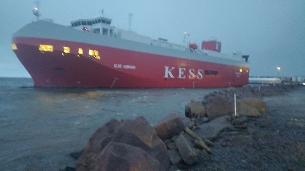 Bahaman lipun alla seilaava 148 metriä pitkä Elbe Highway ajautui satamaan tulon yhteydessä kovan tuulen vaikutuksesta matalikkoon.