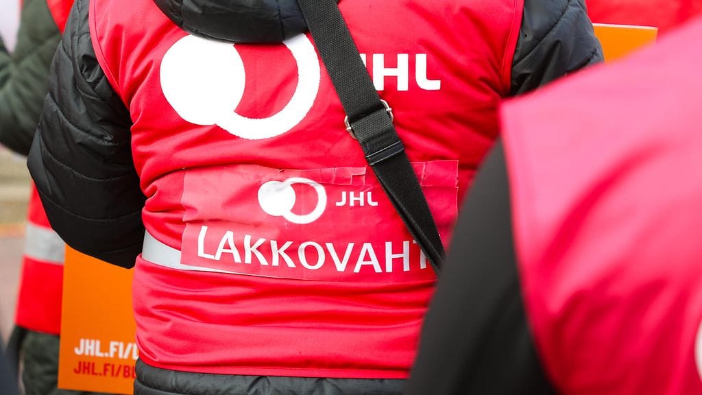 Julkisten ja hyvinvointialojen liitto JHL aloittaa selvityksen mahdollisesta SAK:sta irtautumisesta. Kuvassa mielenilmaus sosiaaliturvaan kohdistuvia leikkauksia vastaan.