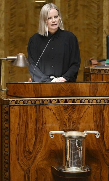 2211 LK RIIKKA PURRA