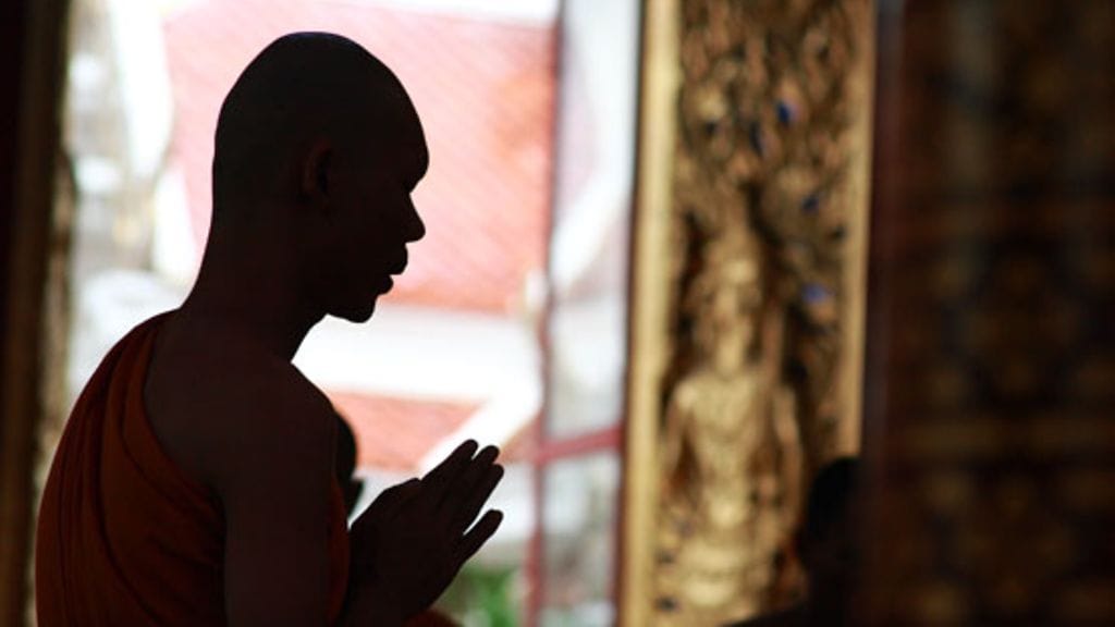 Munkit rukoilevat apua siveettömiin mielikuviin.