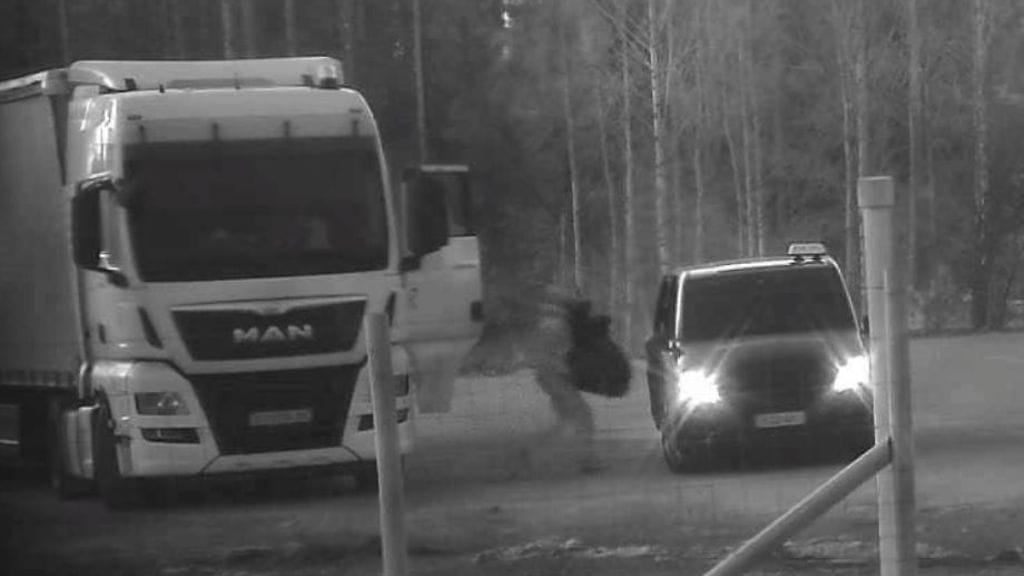 Huumeita siirrettiin rekasta taksiin Espoon Ämmässuolla huhtikuussa 2023. Poliisi tarkkaili operaatiota.