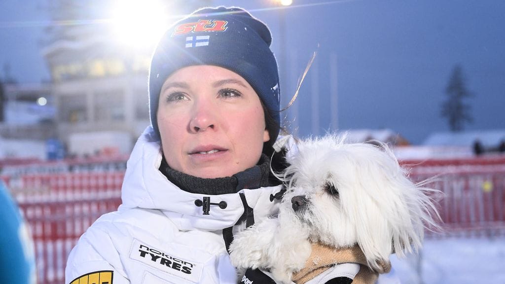 Kerttu Niskanen saapui haastatteluun karvaisen ystävän kanssa