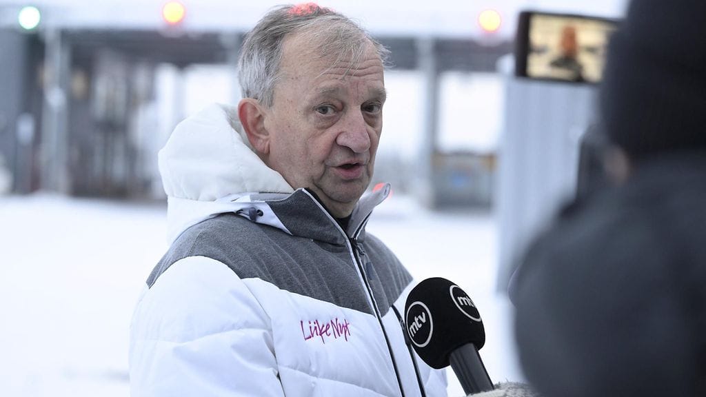 LK 24.11.2023 Liike Nyt-puolueen puheenjohtaja ja presidenttiehdokas Harry Hjallis Harkimo on matkustanut Raja-Joosepin raja-asemalle Inariin. Hän perusteli matkaansa toimittajille rajalla.