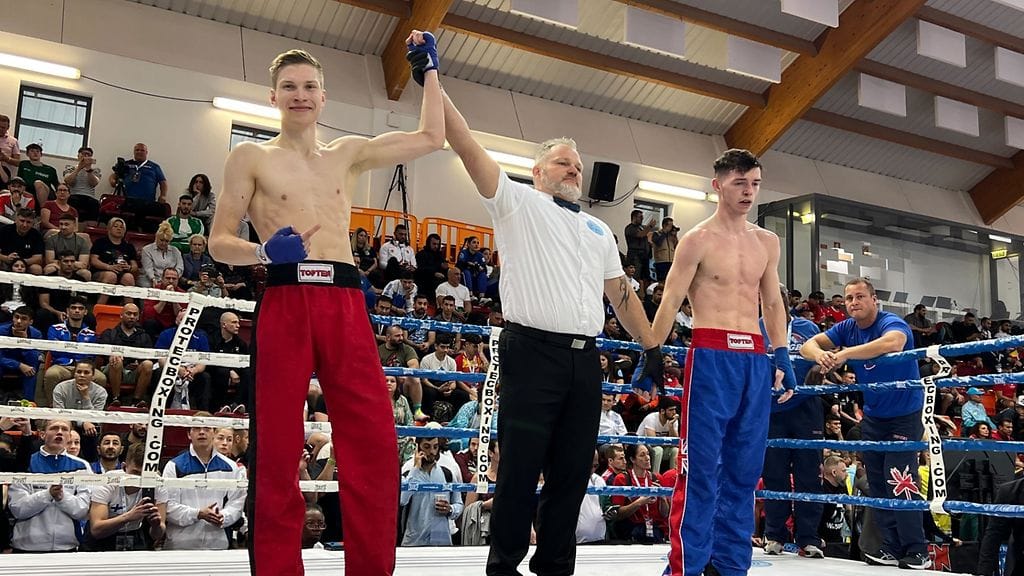 Tatu Maunun käsi nostettiin kohti kattoa finaalin jälkeen. Kuva: Petteri Maunu