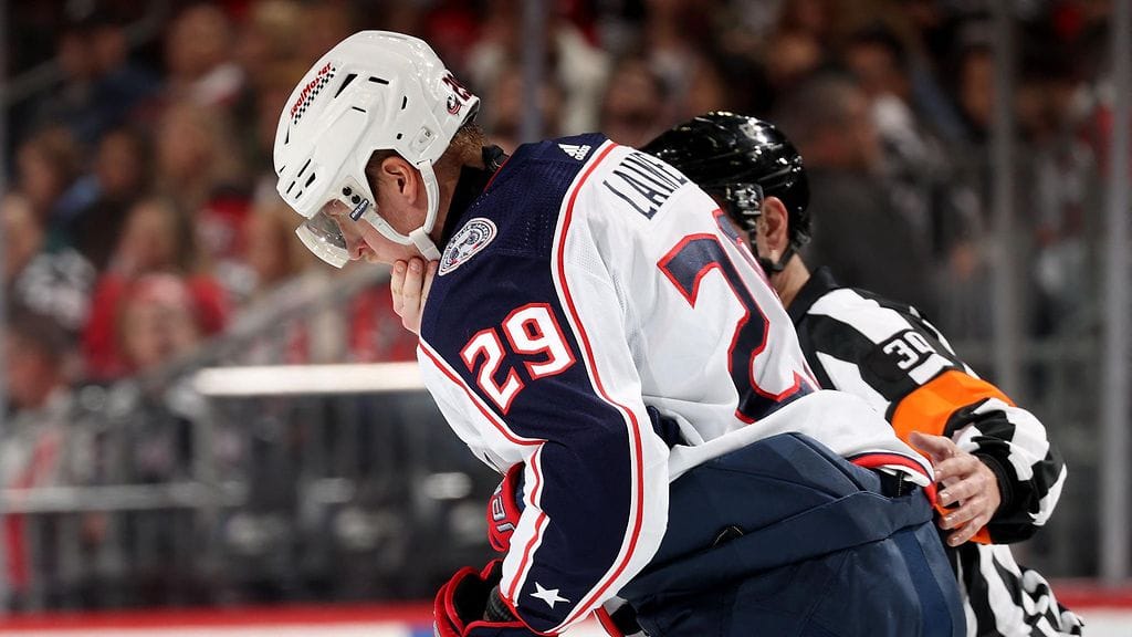 Columbus Blue Jacketsin Patrik Laine sai korkeasta mailasta kasvoihin.